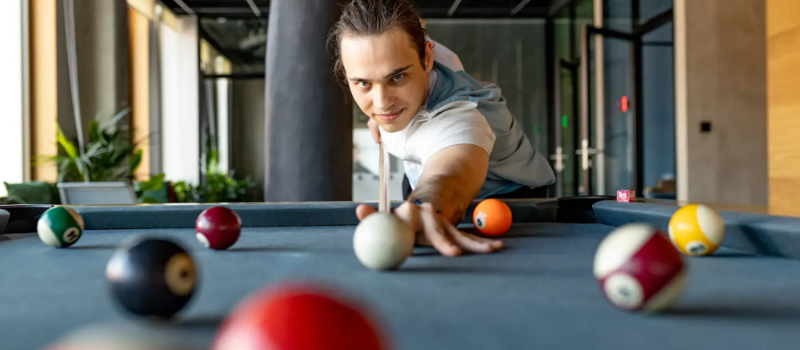 Pricefx employee playing pool