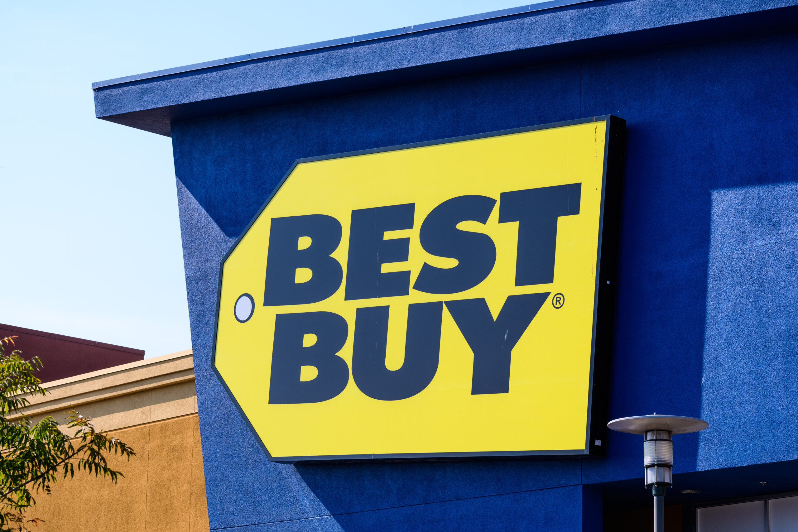 Best-Buy-Pricing-Strategy-Logo-On-Store-Exterior