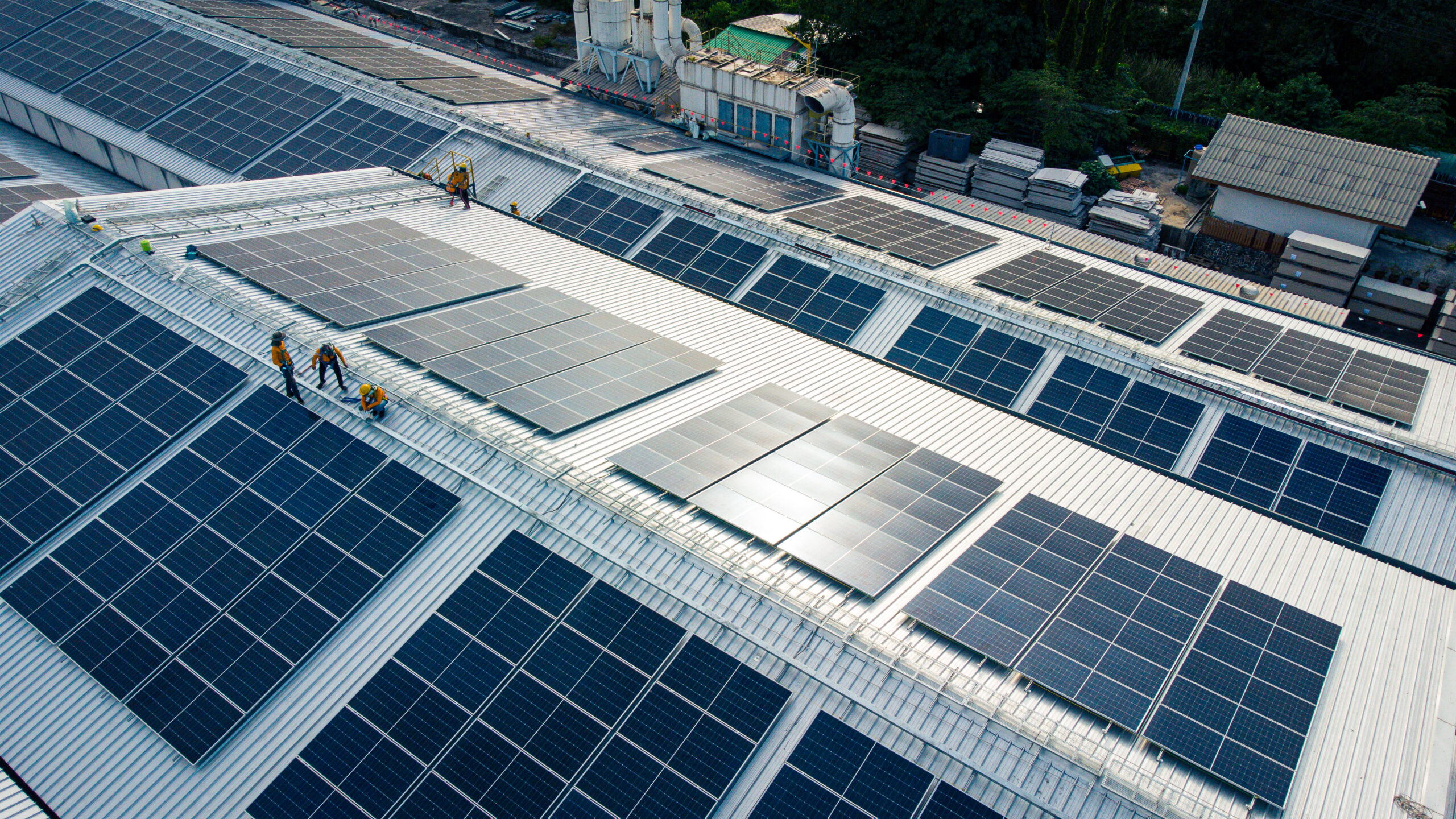 Solar-panels-on-the-roof-of-a-production-plant